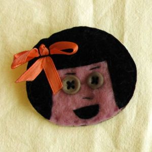 Sasu Broche Kokeshi 2